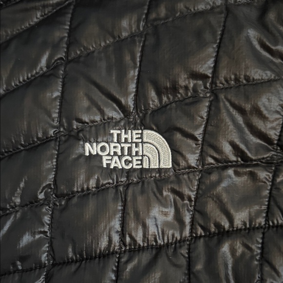 The North Face Black Thermoball Jacket!! Like brand new!! - Picture 6 of 12